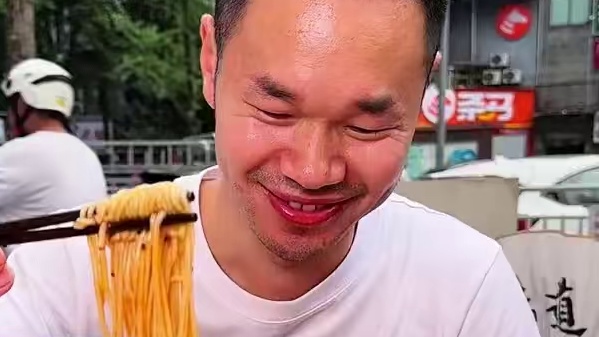 四川大哥专程带着儿子来挑战5两面，说这份量跟他们那边3两差不多！#挑战 #吃面 #调料