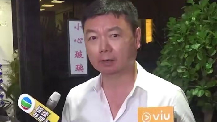 艾威为太太设灵举行告别仪式，手捧遗照陪伴爱妻最后一程，圈中好友送上花牌致哀#艾威 #娱乐圈