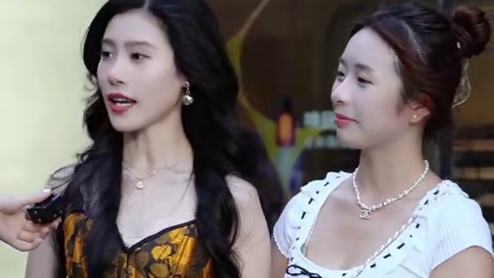 竟然是母女？00后女儿和35岁后妈穿搭价值多少？ #街头采访#平价好物#面膜#美女#eiio水光面膜