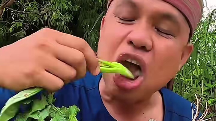 新鲜蔬菜剁椒辣酱️水煮墨鱼仔 #美食 #泰国美食 #户外美食