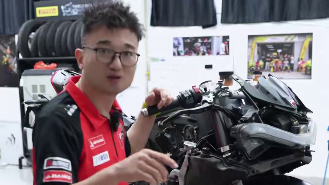 检验停了4年的地库车21年杜卡迪v2 #杜卡迪 #杜卡迪v2 #杜卡迪v2星耀白