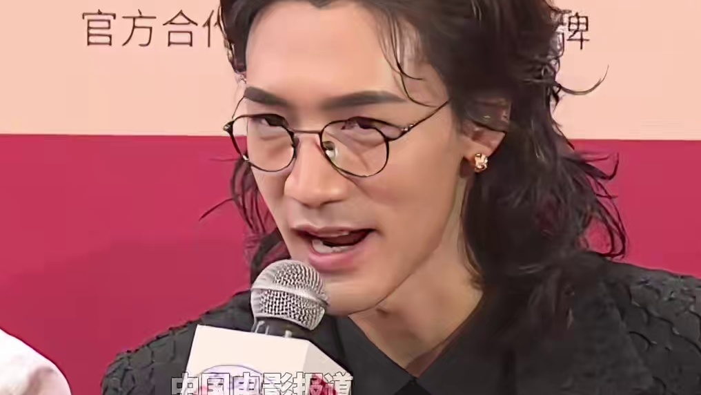 #上影节开幕式红毯 #梁家辉 形容自己在#电影捕风追影 中饰演的角色是一头老狼。 #此沙 说自己是他