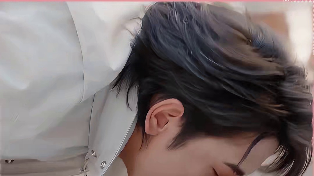 向佐后空翻，把粉底液都给蹭掉了！