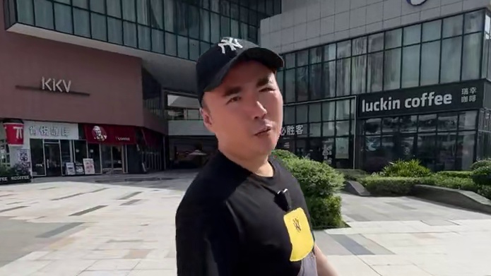 在衡阳现在也可以看到宇树机器人了！#衡阳探店小龙仔 #小龙带你玩转衡阳 #衡阳杉杉奥莱超级年中庆 #