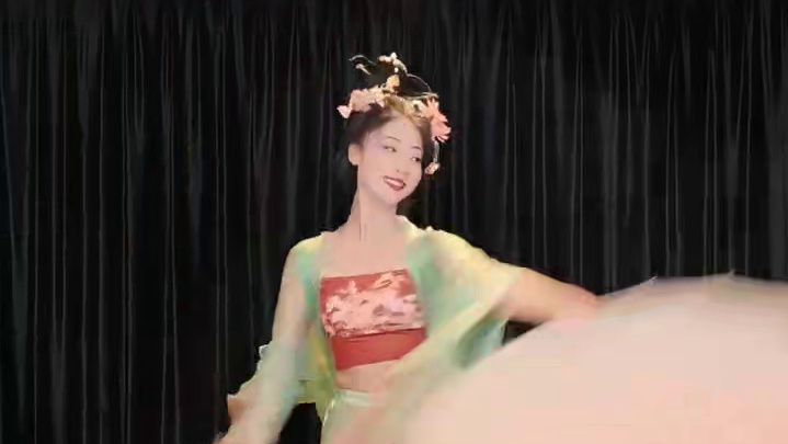 下花瓣雨了～#花雨弄 #花雨弄舞蹈 #古典舞 #舞蹈翻跳