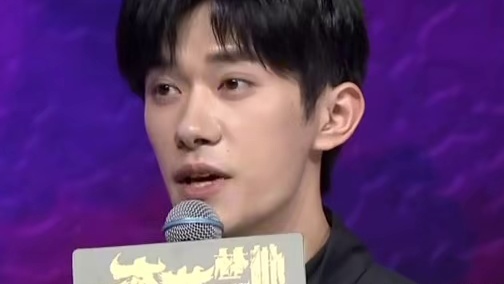 #易烊千玺有点怕曹保平 #易烊千玺 说之前听说#曹保平 在拍戏的时候比较严厉，所以和导演第一次见面的