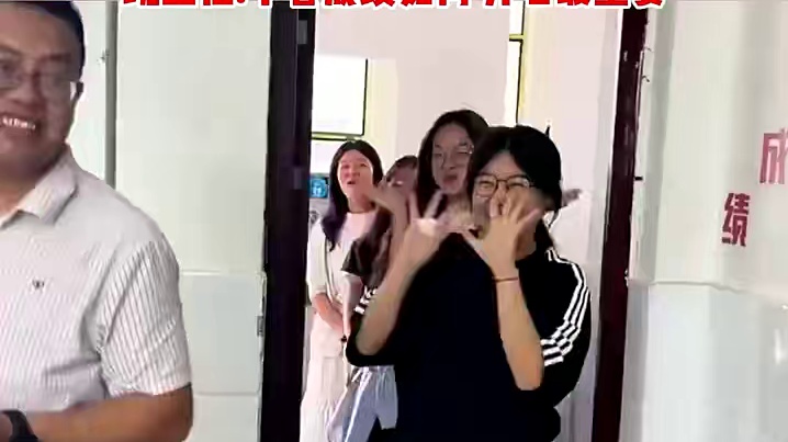 高考结束 班主任自掏腰包，购买150斤小龙虾给同学吃。班主任：不管成绩如何 开心最重要！#不管成绩如