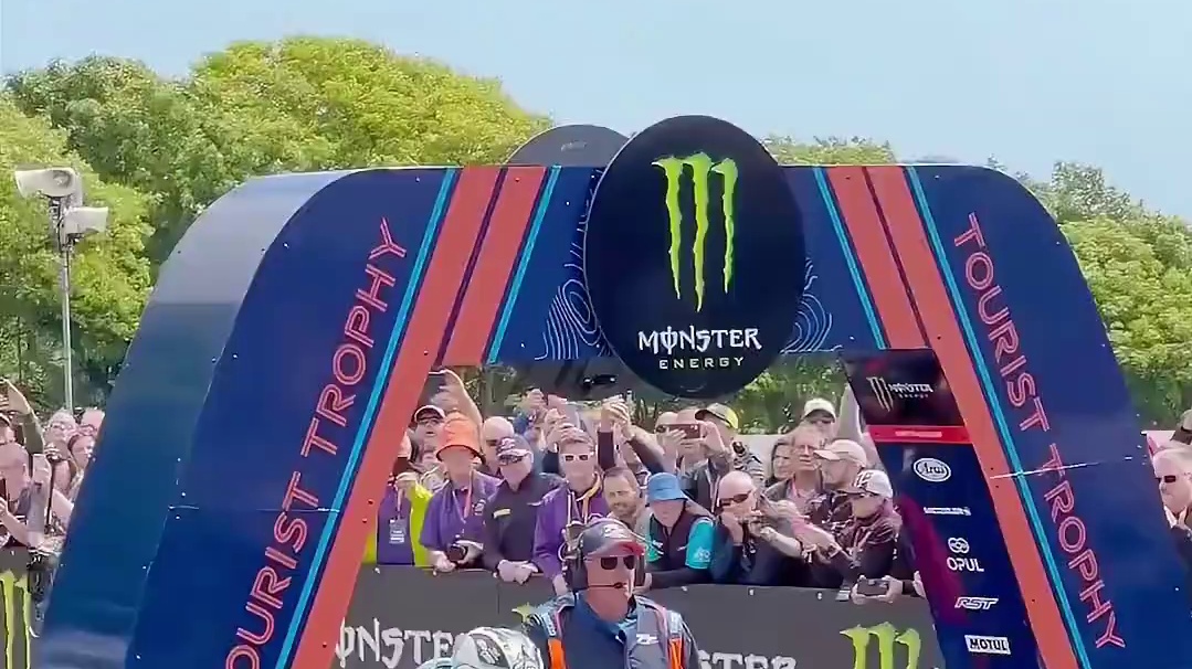 330km/h的极致速度到底有多快？直击2025曼岛TT赛场，领略血脉偾张的狂飙时刻！#曼岛TT#2