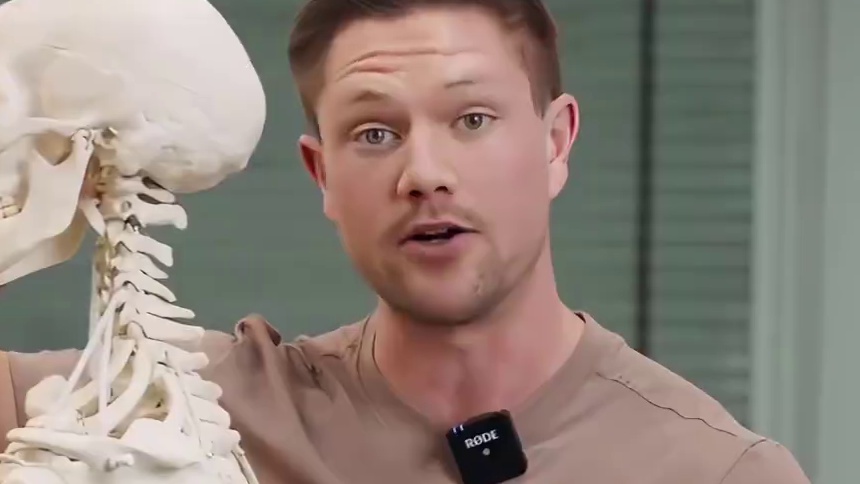 如果你总是在颈后部感到难以释放的紧绷那该做些什么来缓解呢 视频中展示的拉伸动作仅用于演示。务必让有资