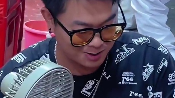 湖南“辣王”挑战6两螺蛳粉，狂赚阿姨5000快~#螺蛳粉