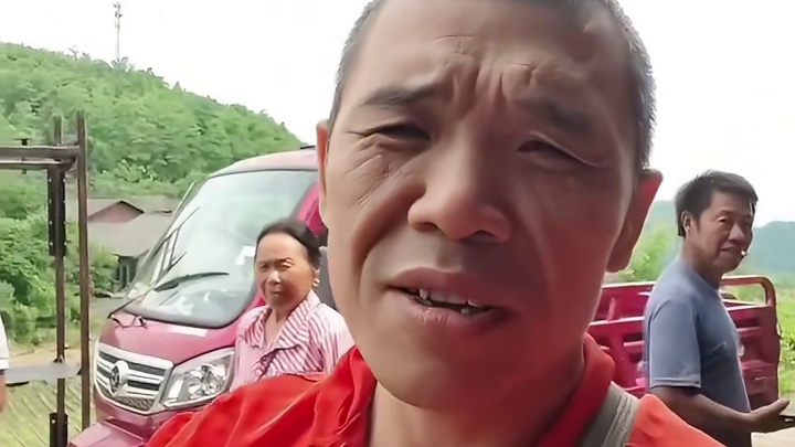 受网友湘西奇人_龙师傅邀请，来到花垣县双龙镇金龙苗寨探一竖洞，村民口里的无底洞，据说几十年前，有个初