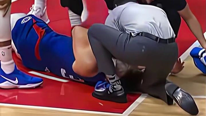 格里芬受伤倒地抽搐，库里选择放弃进攻回头走向倒地的格里芬