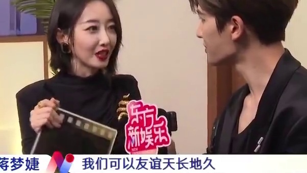 朱正廷蒋梦婕在电影《愤怒的老虎》中饰演一对夫妻，后台互动全程高甜。#东方新娱乐  #朱正廷  #蒋梦