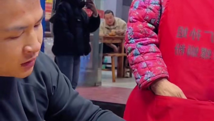 广东帅哥挑战8两螺蛳粉，狂转阿姨11箱螺蛳粉~#螺蛳粉