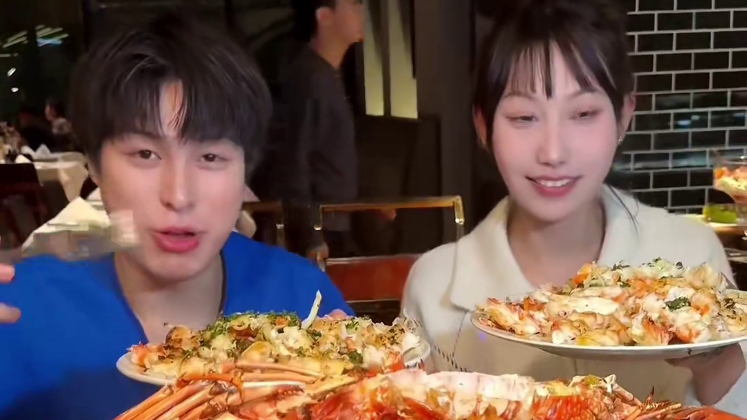 阿疯半饱联手盘580一位巴西龙虾自助 100只狂破纪录#自助餐的正确吃法 #自助餐 #龙虾 #巴西烤