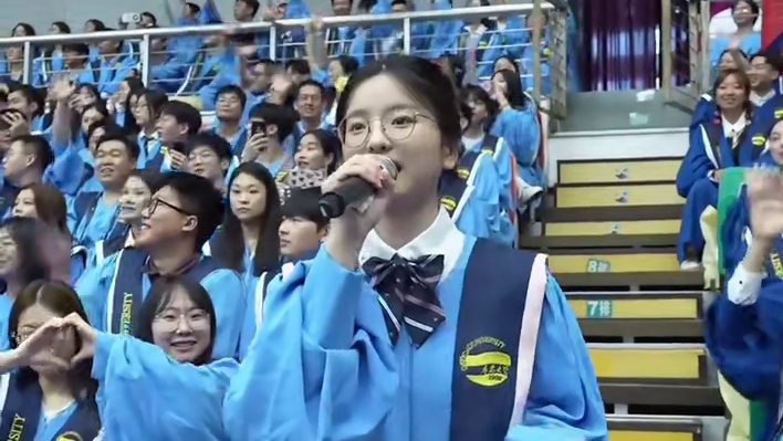 青岛大学毕业典礼又鲨疯了 眼镜妹跟“小玲花”学姐再次火出圈 一首《我的回答》歌声满满都是回忆跟期待#