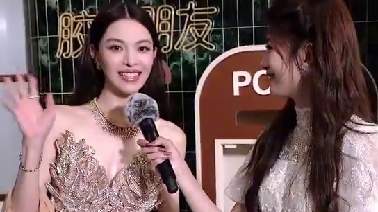 微博电影之夜红毯 微博电影之夜胶个朋友环节全程吸睛，艺人抽取人生胶片开启任务。拍合照、开直播、发博打