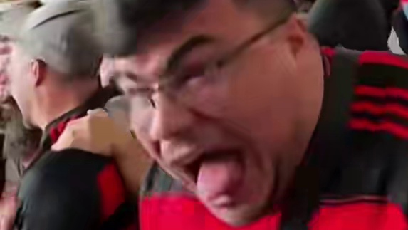 美丽的弧线！若日尼奥一脚出球助攻，路易斯-阿劳霍兜射破门，弗拉门戈球迷疯狂庆祝