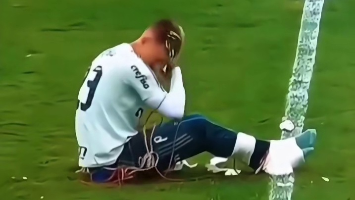 球员被队友集体过分欺辱，落泪脱下队服离开球队#足球