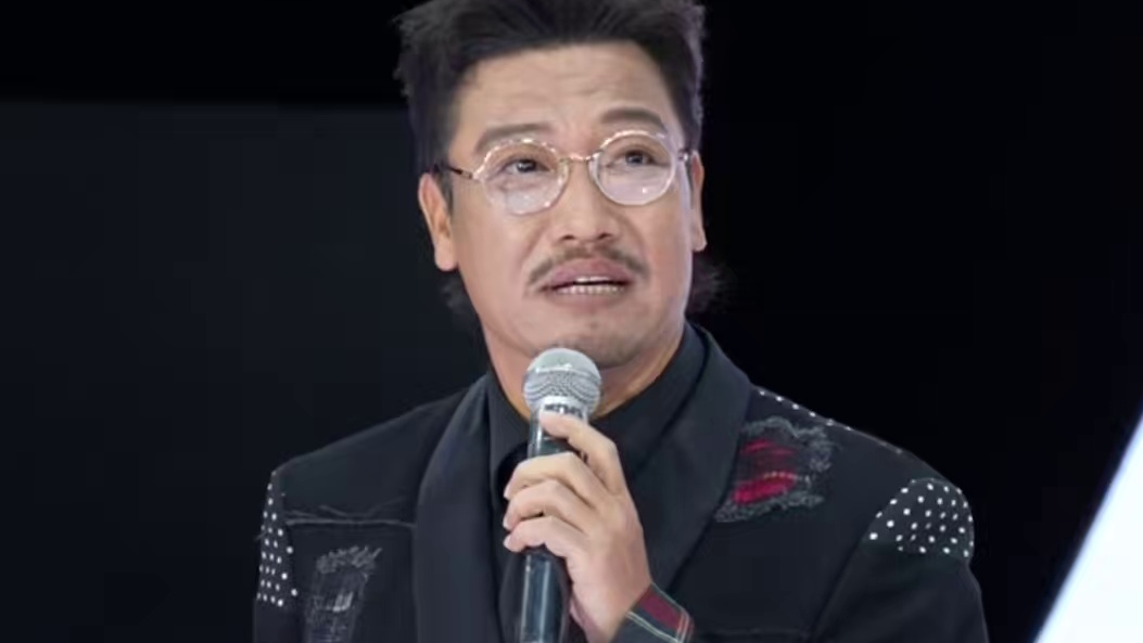 #贾冰的瘦身秘诀一个字饿 #贾冰 （瘦身40斤版）在一声声“好帅”中亮相红毯，他分