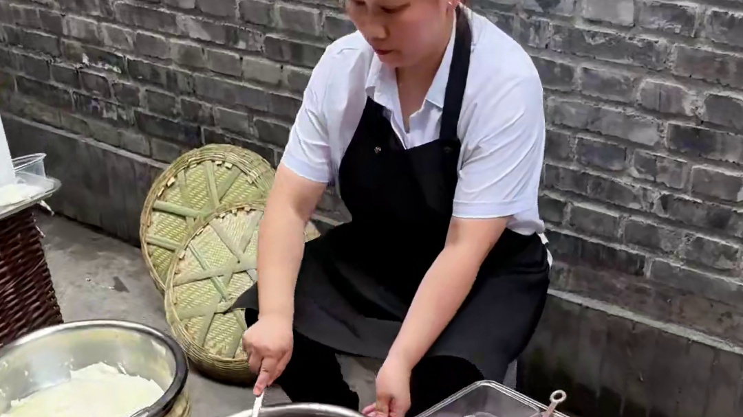 重庆路边偶遇0元冰粉！我也不想买啊！可是嬢嬢一直叫我乖乖诶～#重庆美食 #重庆旅游 #路边摊 #街头