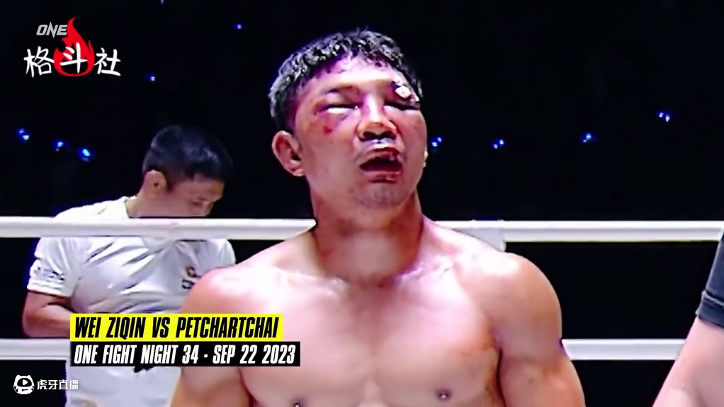 23代咏春拳传人出山！竟然被老外小瞧，上台怒将泰拳王打毁容！#格斗 #拳击 #搏击