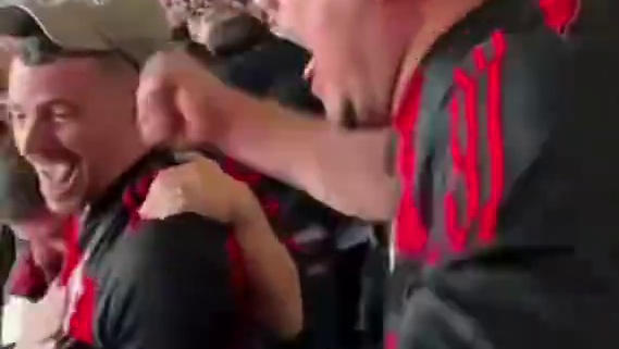 美丽的弧线！若日尼奥一脚出球助攻，路易斯-阿劳霍兜射破门，弗拉门戈球迷疯狂庆祝