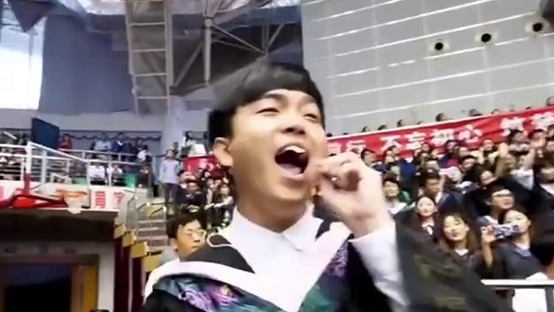 青岛大学毕业典礼再次火出圈历届师哥学姐纷纷返回母校参加典礼 一首《来生不一定遇见你》唱响现场，深情的