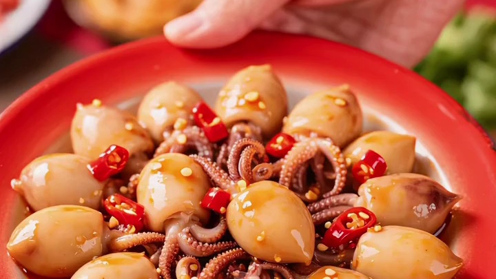 香辣入味，一口拉丝的鱿鱼仔！个个胖嘟嘟的肥厚饱满，咬下去吸饱了汤汁，太美味了！精选新鲜优质的鱿鱼仔，