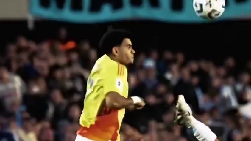 德保罗滑倒后遭迪亚斯戏耍#足球