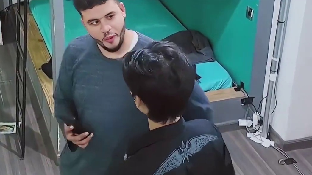 侯明昊：中国人出门就是大大方方