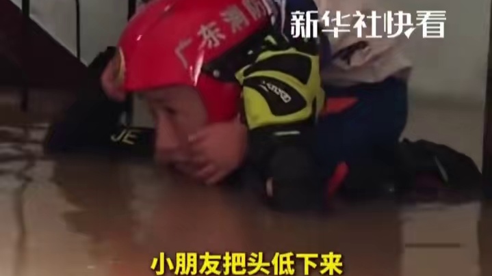 为中国消防点赞！一家四口被困，消防员暖心救援！