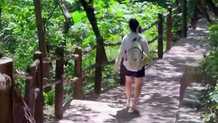 生活困不住你 你会像风一样 自由到底
#野人 #夏天的味道 #治愈系风景 #养在九峰山