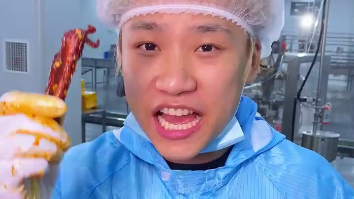 这个湖南的爆辣鸭翅中一口下去爆辣过瘾，满满的全是肉，真的太香了 #好吃到停不下来 #追剧小零食 #吃