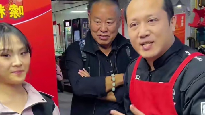 70斤美女挑战3两螺蛳粉，狂赚八戒2000元。~#螺蛳粉