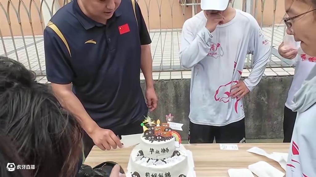 从操场追逐到人生赛场，飞盘的弧线划过，我们青春不散场！祝大四的同学们毕业快乐！