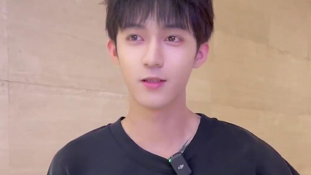 街访18岁超听话的奶狗弟弟！ #糟糕是心动的感觉 #街头采访 #情感 #路人视角