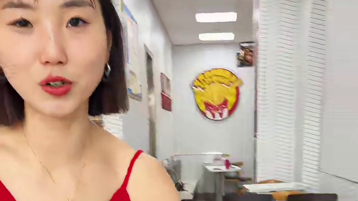 #华莱士悲伤蛙联名 #华莱士傣家风味舂舂鸡 #舂碎压力不悲伤 #全鸡配汉堡华莱士吃好#华莱士绿了