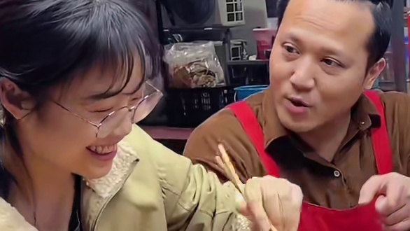 88斤四川美女挑战3两螺蛳粉，狂赚八戒2000快现金~#螺蛳粉