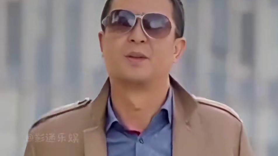 本以为张嘉益经典“社会步”是气场，看到周杰伦李宇春，原来是在忍痛前行#张嘉益 #周杰伦 #李宇春  