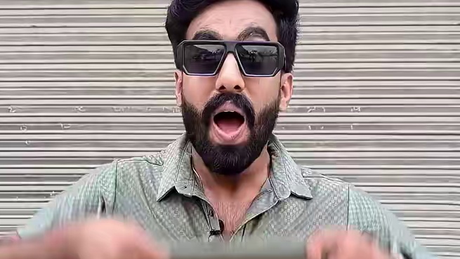 雷电法王 整蛊路人 整蛊路人#看一遍笑一遍 #开心一笑忘掉烦恼 #幽默段子