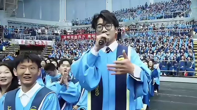 大四学长学妹因规划不同而分手 毕业典礼现场他用歌声 深情演唱《告别了你告别不了回忆》唱出了心中满满的
