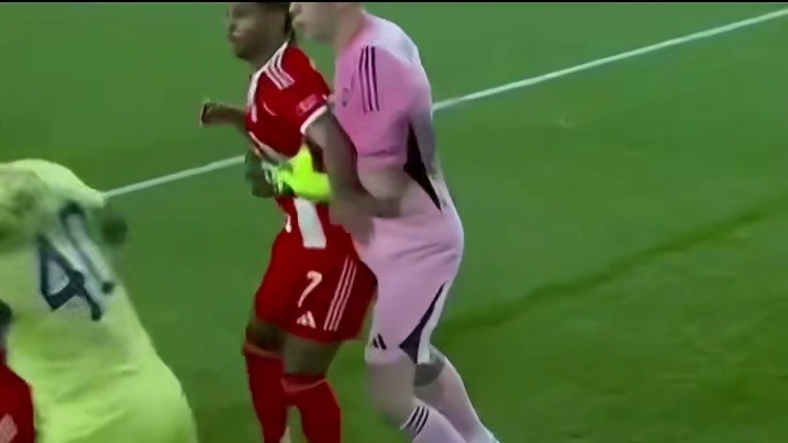 背身单防门将！奥利斯角球直接旋进球门