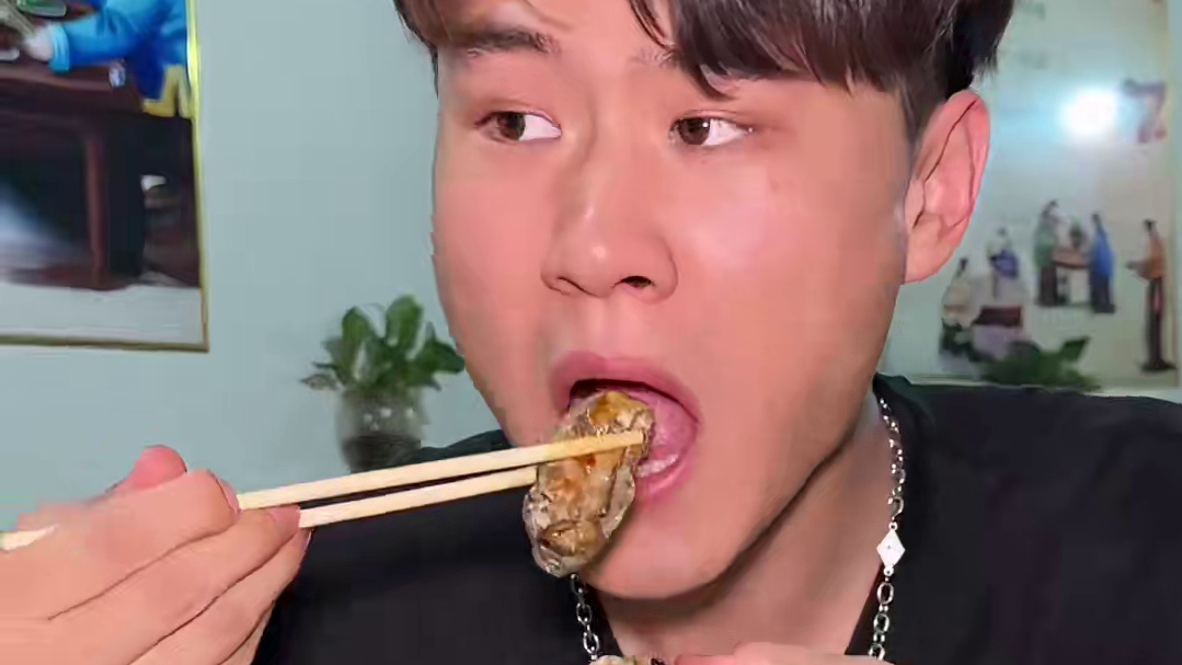 东风路上有个小院，里面这位美食顽童做得一手好菜，烤猪蹄和海鲜 大咖更是一绝！#美食不可辜负  #烤猪