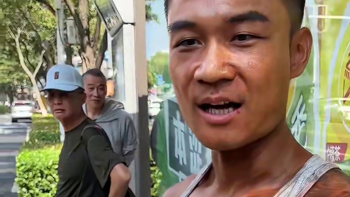 公交站台一位刚刚参加完健美大赛的大哥挑战免单吃生日蛋糕#克拉头子找路人挑战免单吃蛋糕 #克拉头子 #