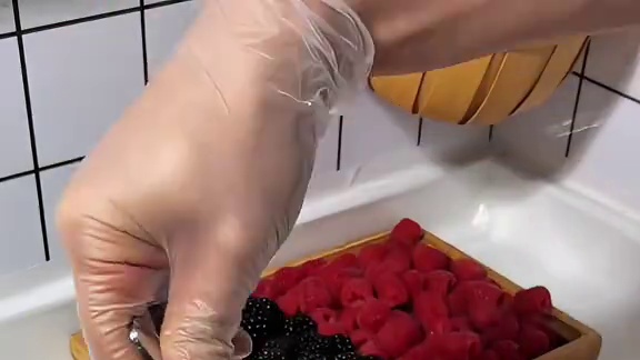 给对象做一顿爱心甜品晚餐相当满足 浪漫的不一定是花 也可以是做的一顿饭
#甜品治愈一切 #草莓提拉米