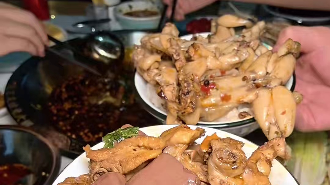 成都超级爆炸好吃的鲜兔儿火锅！ #美食不可辜负 #成都夏日美食地图 #兔火锅