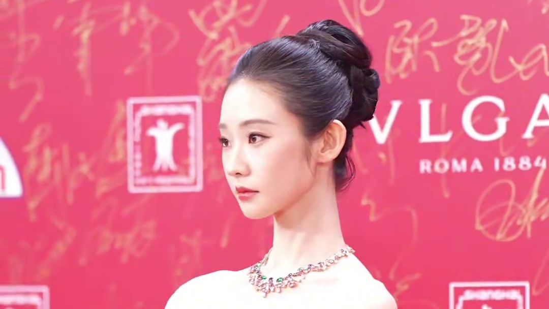 #张艺凡亮相上影节闭幕式红毯 #张艺凡 携新电影《7天》亮相#上影节闭幕式红毯 这部电影也同时入围了