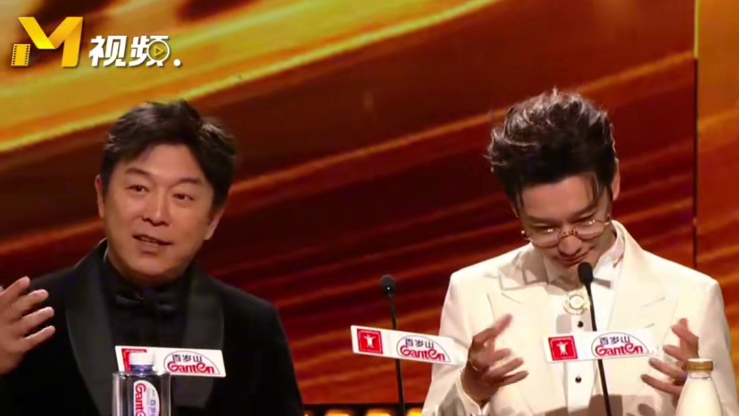 #黄晓明黄渤同台颁奖 #黄晓明 #黄渤 在#第27届上海国际电影节闭幕式 首次同台颁奖 ，同姓黄，同