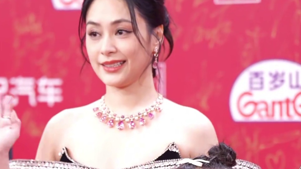 #钟欣潼亮相上影节闭幕红毯 #钟欣潼 携《好好说再见》亮相第27届上影节闭幕式红毯